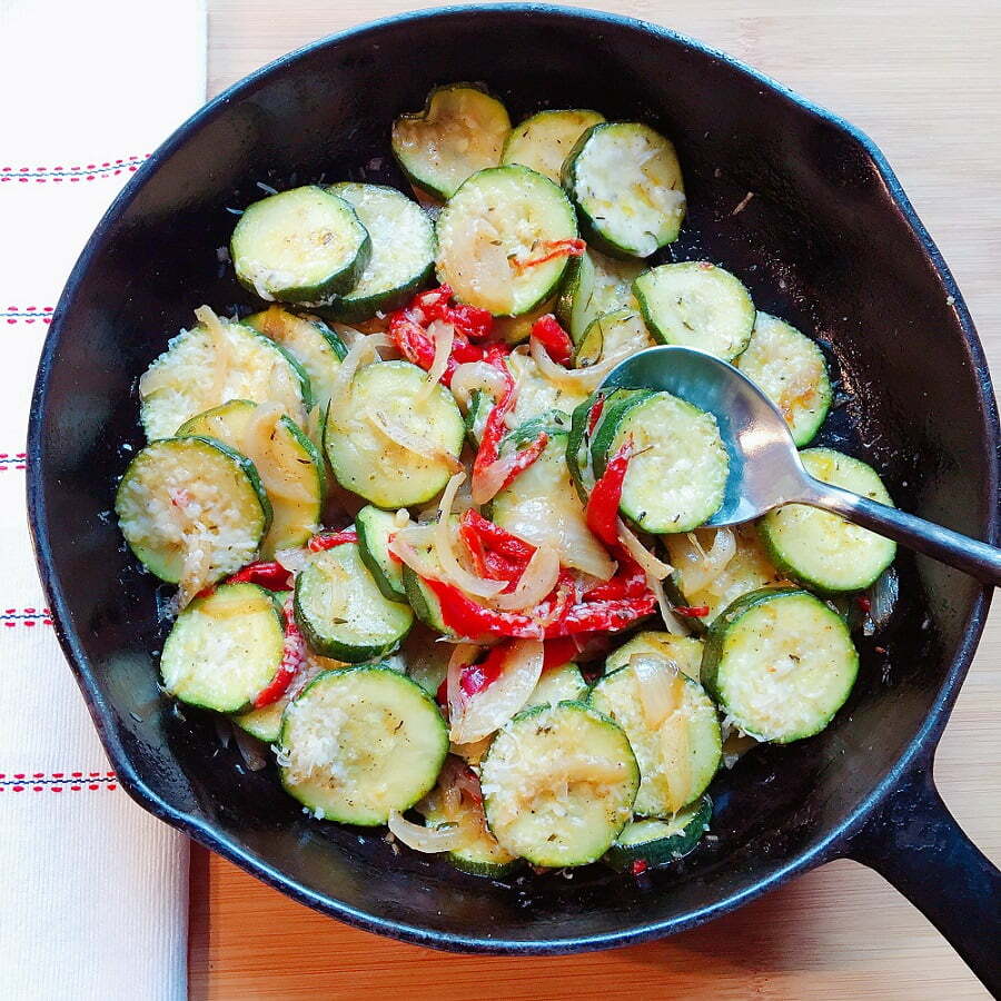 Enkle sauterede courgetter med parmesanost.