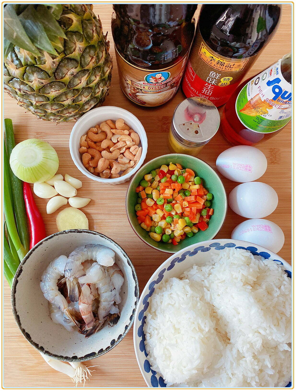 Ingredienser til stegt ris med thai-rejer og ananas