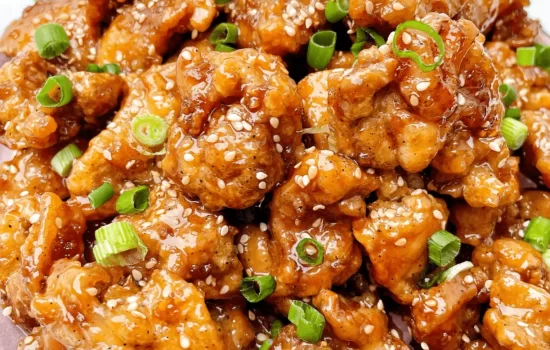 Koreansk honning- og smørstegt kylling.