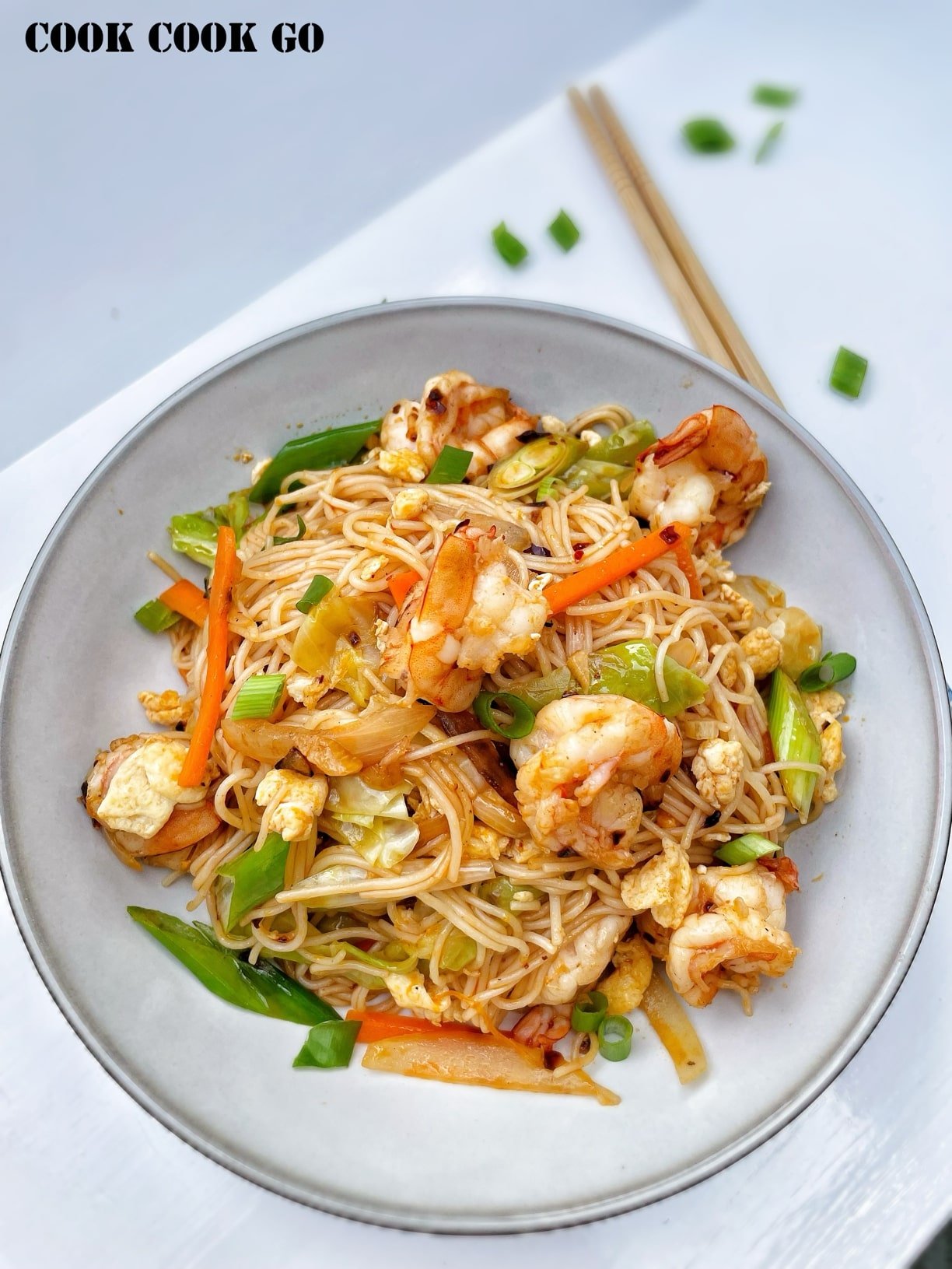Stir fry shrimp rice noodles with vegetables