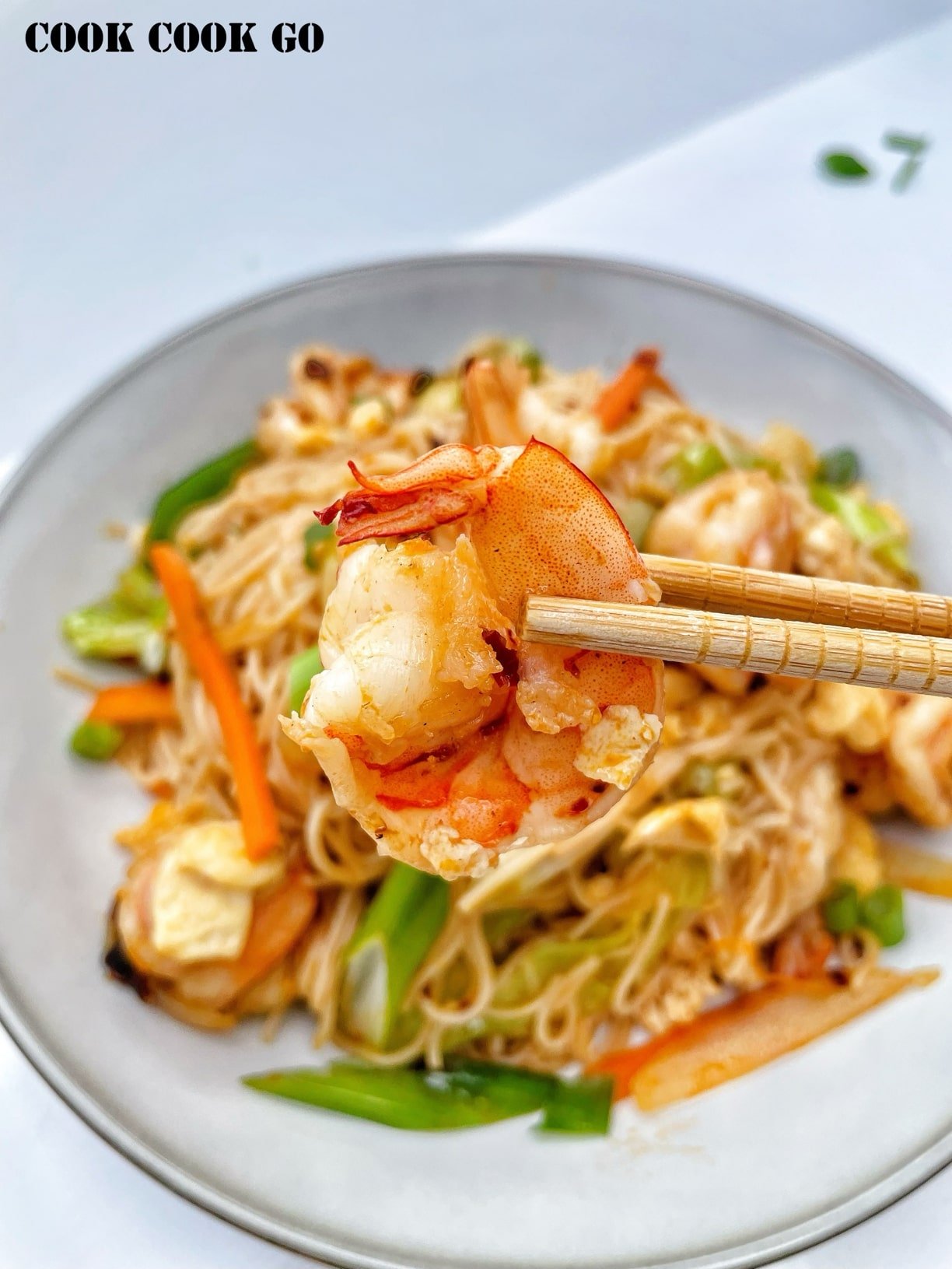 stir fry rice noodles with shrimp and vegetables