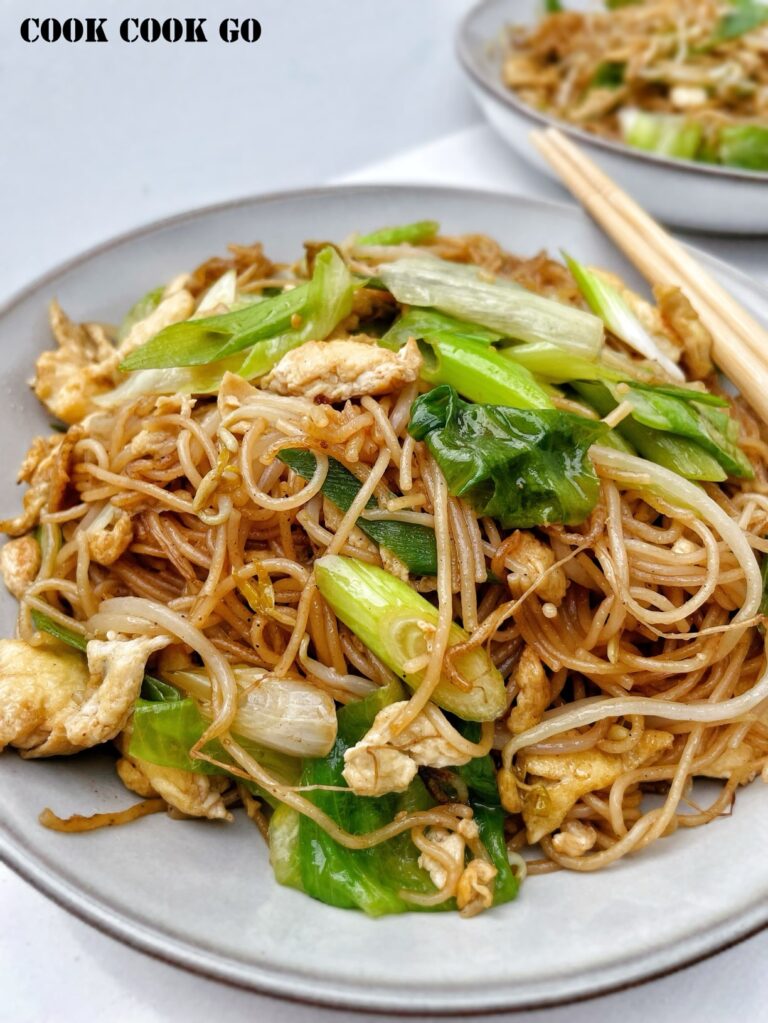 Easy Fried Rice Noodles with Eggs 鸡蛋炒米粉 - COOK COOK GO