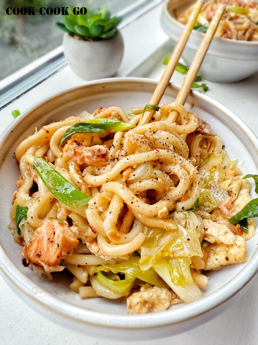 stir fry Udon noodles with salmon 