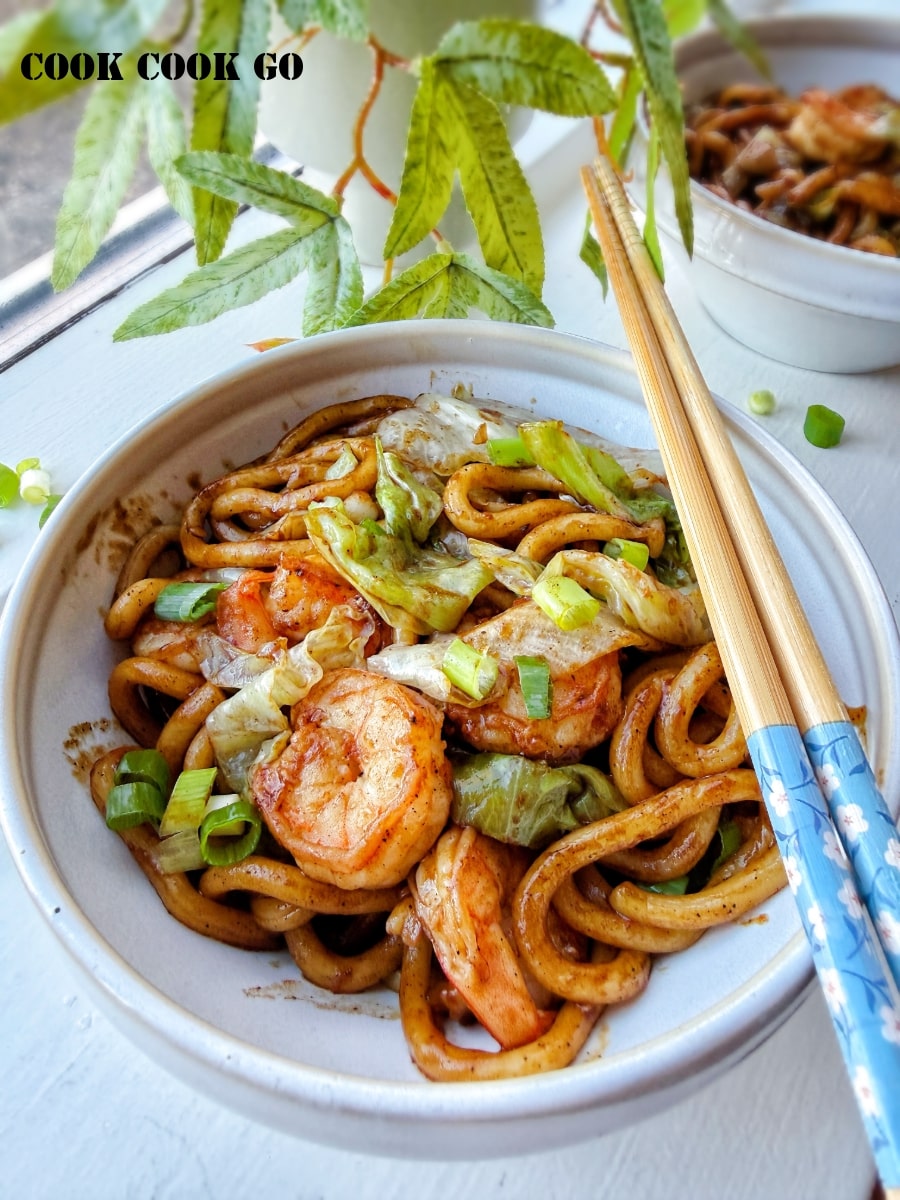 Black pepper udon noodles with shrimp 