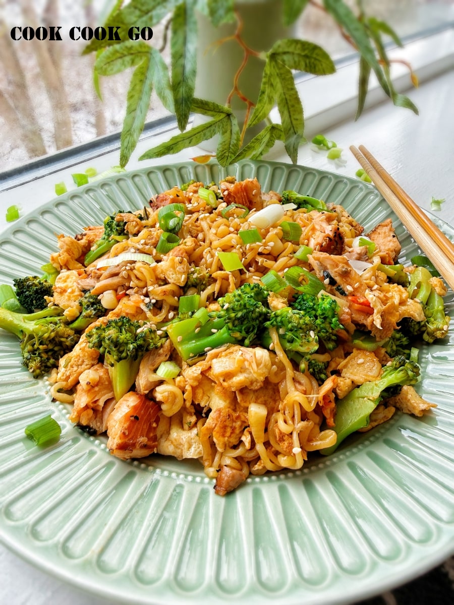 instant ramen noodles stir fry with salmon 