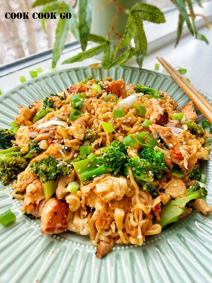 stir fry ramen with salmon